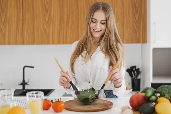 Söt Blond Kvinna Förbereder Sallad Köket — Stockfoto