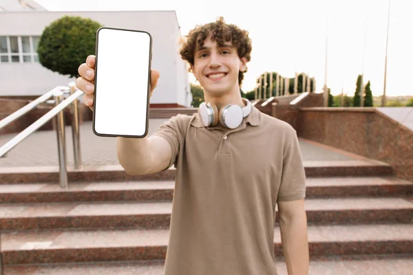 App Aprendizagem Estudante Sexo Masculino Feliz Demonstrando Big Blank Smartphone — Fotografia de Stock