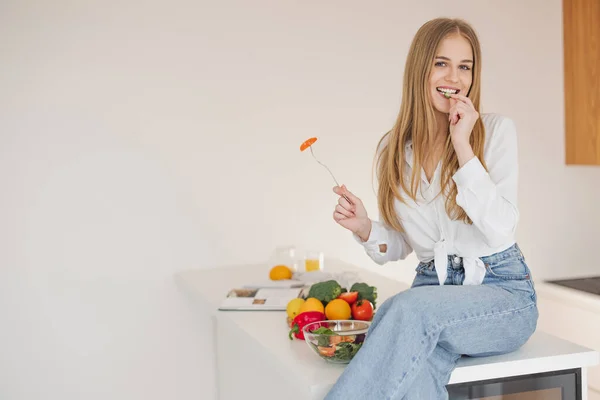Mulher Loira Feliz Sorridente Sentada Cima Mesa Cozinha Desfrutando Salada — Fotografia de Stock