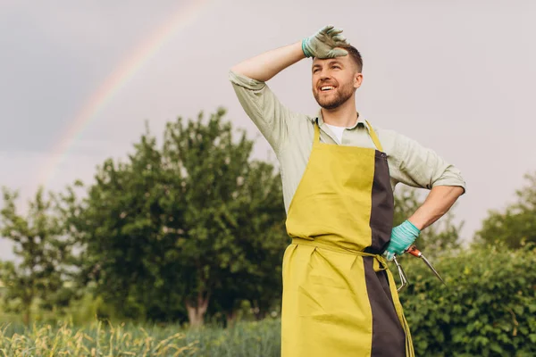 Porträt Eines Männlichen Bauern Der Auf Einem Regenbogenhintergrund Garten Lächelt — Stockfoto