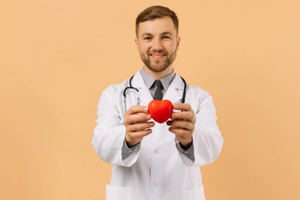 Den Manliga Kardiolog Läkare Som Håller Hjärtat Beige Bakgrund — Stockfoto