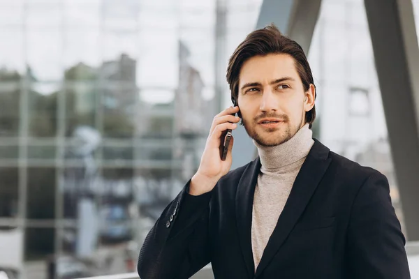 Takım Elbiseli Yakışıklı Modern Erkek Işadamının Portresi Telefonla Konuşuyor Şehir — Stok fotoğraf