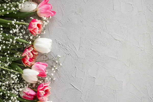 粉红色的郁金香和白色的吉普赛花的花束在时尚的灰色石头背景 母亲节 生日庆祝的概念 文本的复制空间 — 图库照片