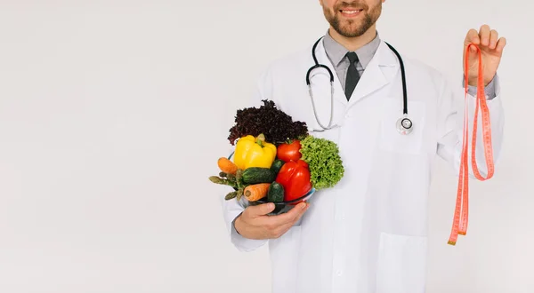 Médico Nutricionista Masculino Con Estetoscopio Sosteniendo Verduras Frescas Regla Sobre —  Fotos de Stock
