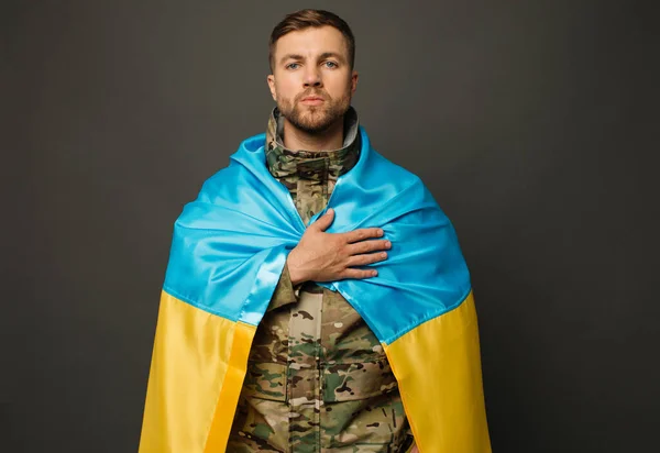 Portret Van Een Moedige Oekraïense Militair Vastgebonden Aan Vlag Van — Stockfoto