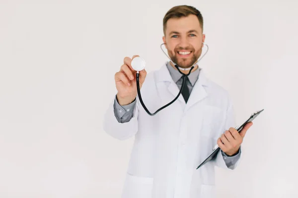 Medico Maschio Con Una Cartella Sfocatura Che Tiene Uno Stetoscopio — Foto Stock