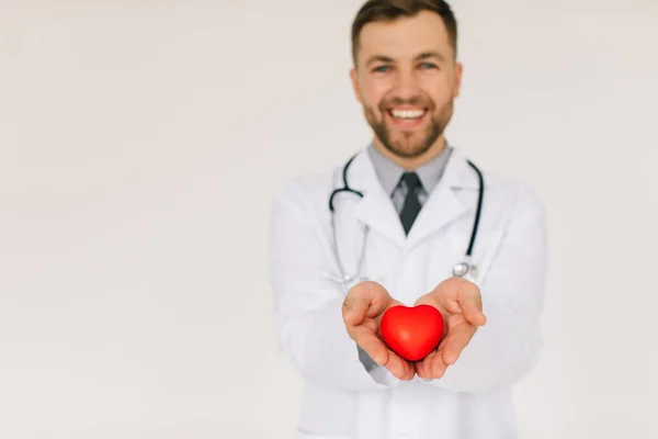 Cardiologista Masculino Feliz Médico Segurando Coração Fundo Branco — Fotografia de Stock