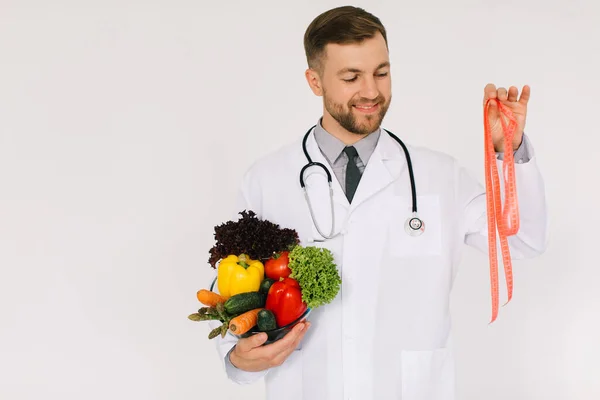 Medico Nutrizionista Maschile Con Stetoscopio Con Verdure Fresche Righello Sfondo — Foto Stock