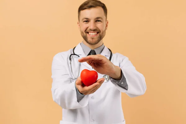 Lekarz Kardiolog Trzymający Serce Beżowym Tle — Zdjęcie stockowe