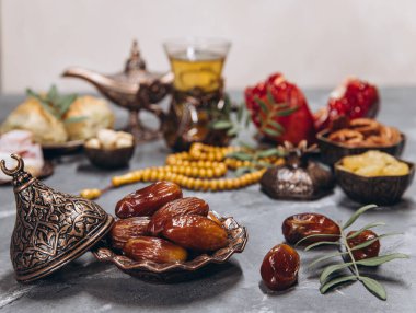 Ramazan masası, geleneksel yemeklerin arka planında başka yemekler, kurutulmuş meyveler, taze şarap, çay....