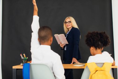 Bir kız ve bir oğlan, Afro-Amerikan okul çocukları, bir ders sırasında öğretmenle sorunları çözerler. Okula geri dön..