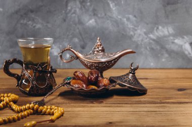 Ramazan konsepti, bir tabak tatlı hurma ve bir fincan çay, fotokopi alanı
