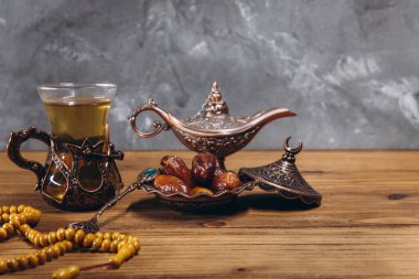 Ramazan konsepti, bir tabak tatlı hurma ve bir fincan çay, fotokopi alanı