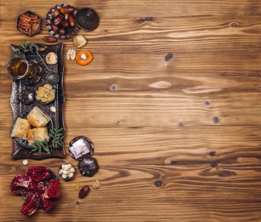 Ramazan masası manzarası. Geleneksel Arap yemekleri, çay ve yemek takımları