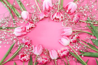 Pembe laleler ve pembe arka planda beyaz bir buket çigila çiçeği. Anneler Günü, doğum günü konsepti. Uzayı metin için kopyala. Model