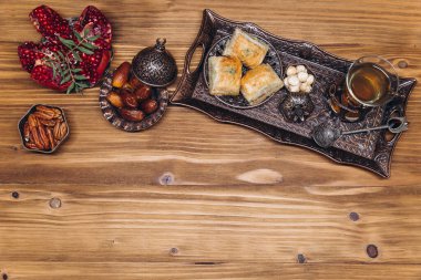 Ramazan masası manzarası. Geleneksel Arap yemekleri, çay ve yemek takımları