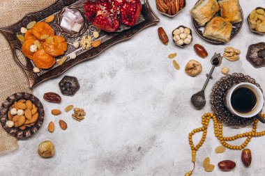 Geleneksel Arap yemekleri ve yemek seti, Kur 'an ve tespih. Ramazan masa üstü görünümü