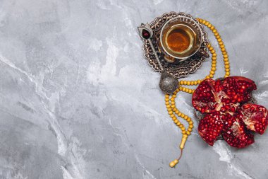 Geleneksel Arap yemekleri ve taze kesilmiş sulu taşlarla süslü afişler. Ramazan masa üstü görünümü.