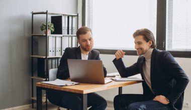 İş görüşmesi sırasında erkek adayla işe alım