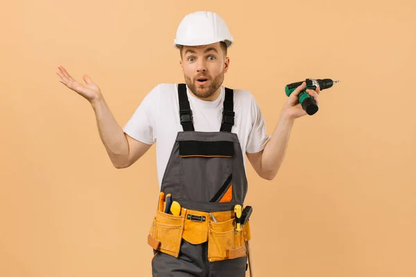 Reparador Masculino Positivo Casa Segurando Uma Chave Fenda Mostrando Que — Fotografia de Stock