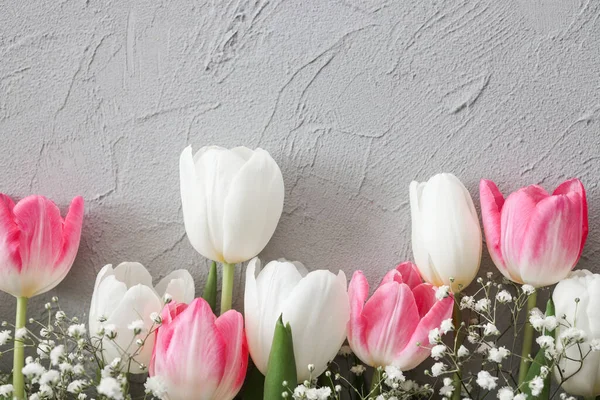 Рожеві Тюльпани Білі Цикофіли Букети Квітів Стилізованому Сірому Кам Яному — стокове фото