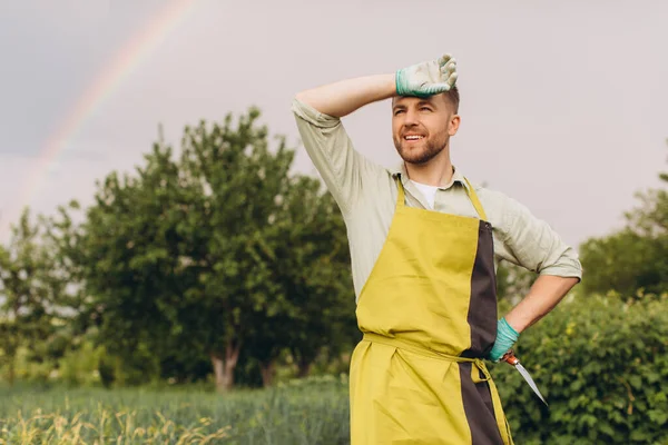 Porträt Eines Männlichen Bauern Der Auf Einem Regenbogenhintergrund Garten Lächelt — Stockfoto