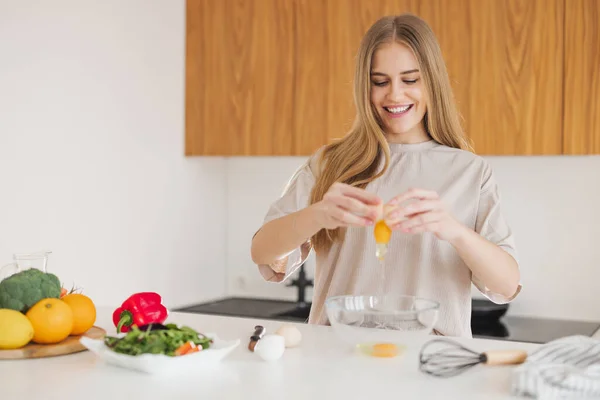 Glücklich Hübsche Blonde Frau Pyjama Bereitet Frühstück Mit Eiern Und — Stockfoto