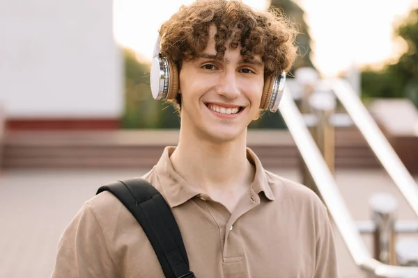 Retrato Atractivo Estudiante Masculino Pelo Rizado Auriculares Sonriendo — Foto de Stock