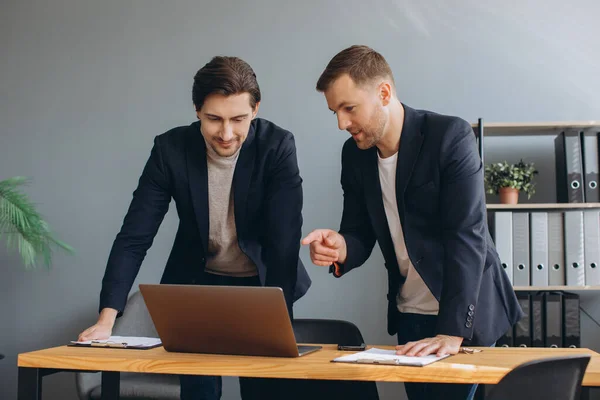 Affärssamarbete Två Affärsmän Som Arbetar Tillsammans Laptop — Stockfoto