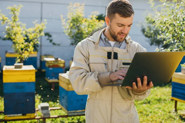 Homem Agrônomo Engenheiro Terno Proteção Trabalhando Laptop Fazenda Abelhas — Fotografia de Stock