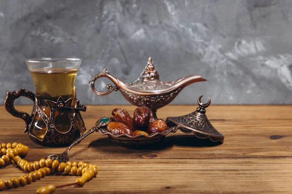 Ramadan Konzept Teller Mit Süßen Datteln Und Einer Tasse Tee — Stockfoto