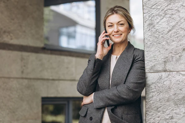 Portrait Beautiful Mature Business Woman Smiling Talking Phone Modern Urban — Stock Photo, Image