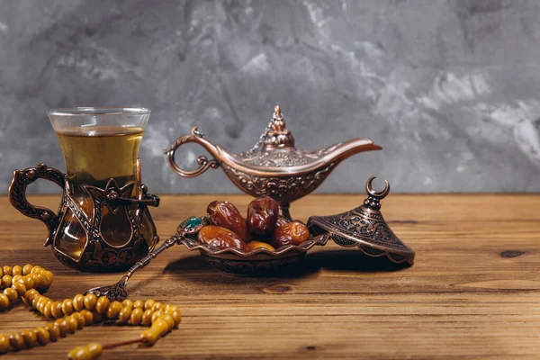ラマダーンの概念 甘い日付のプレートとお茶のカップ コピースペース — ストック写真