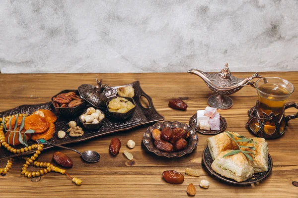 Ahşap Bir Masada Kurutulmuş Hurma Çay Geleneksel Arap Yemekleri Saksılar — Stok fotoğraf