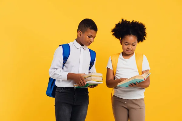 Šťastný Africký Americký Školačka Smíšené Závod Školák Drží Knihy Žlutém — Stock fotografie