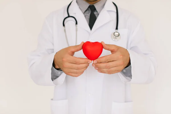 白地に心臓を持つ男性心臓科医 — ストック写真