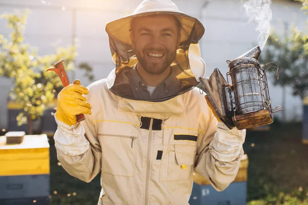 Портрет Счастливого Пчеловода Работающего Пасеке Рядом Ульями Пчелами Собирайте Мед — стоковое фото
