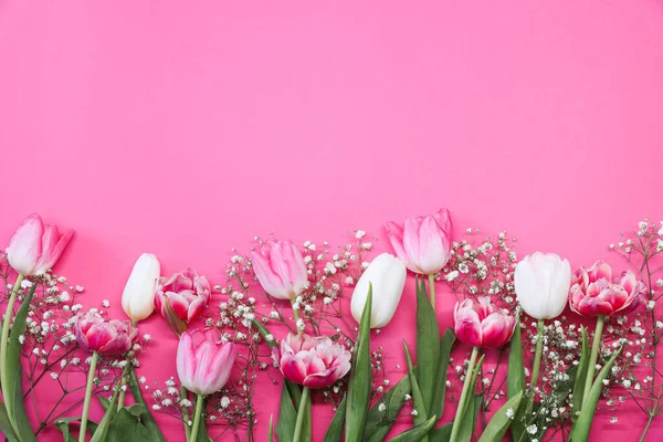 ピンク色のチューリップと白いジプシーの花の花束 母の日誕生日のお祝いの概念 テキストのスペースをコピーします モックアップ — ストック写真
