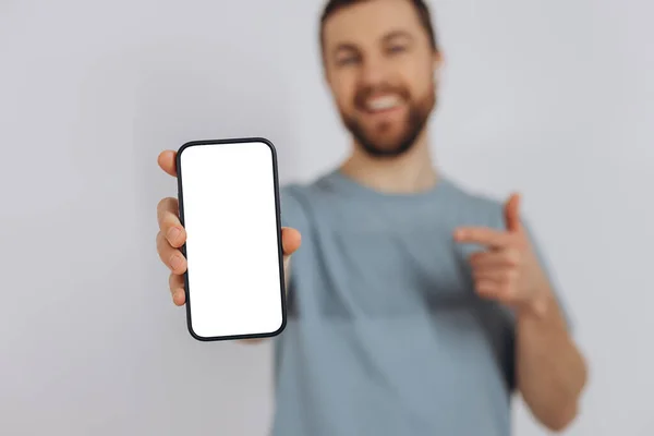 Vrolijke Emotionele Baard Man Holding Blanco Mobiele Telefoon Hand Toont — Stockfoto
