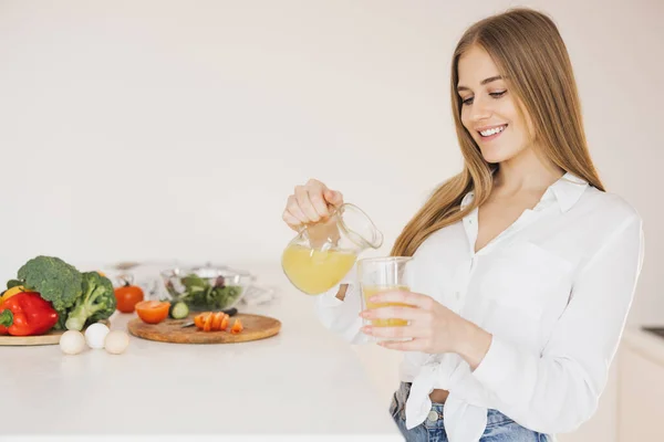 Een Vrolijke Blonde Vrouw Drinkt Sinaasappelsap Keuken — Stockfoto