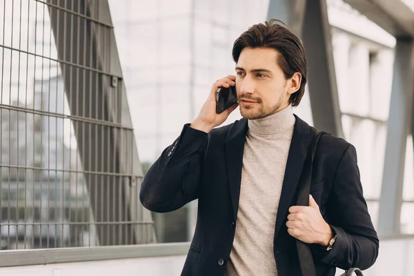 Porträtt Stilig Modern Manlig Affärsman Kostym Talar Telefon Och Ler — Stockfoto