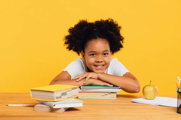 Щаслива Афроамериканська Школярка Сидить Столом Покладаючись Книжки Повернення Шкільної Концепції — стокове фото