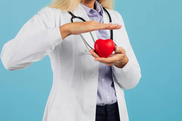 Kobieta Okularach Stetoskopem Trzymająca Serce Niebieskim Tle Przestrzenią Kopiowania — Zdjęcie stockowe