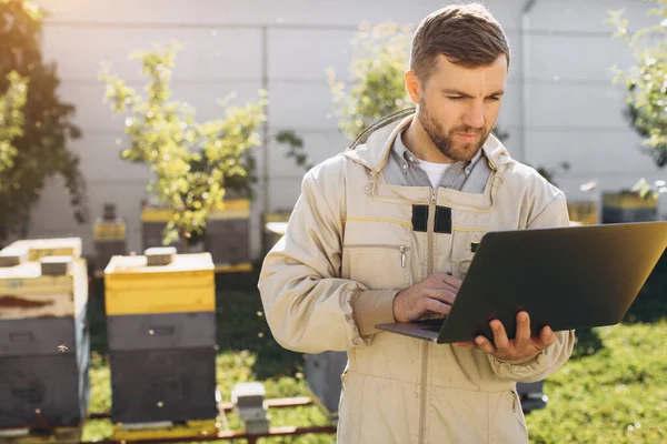 Homem Agrônomo Engenheiro Terno Proteção Trabalhando Laptop Fazenda Abelhas — Fotografia de Stock