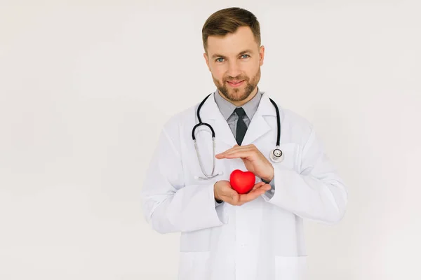 Άνδρας Καρδιολόγος Γιατρός Κρατώντας Την Καρδιά Λευκό Φόντο — Φωτογραφία Αρχείου