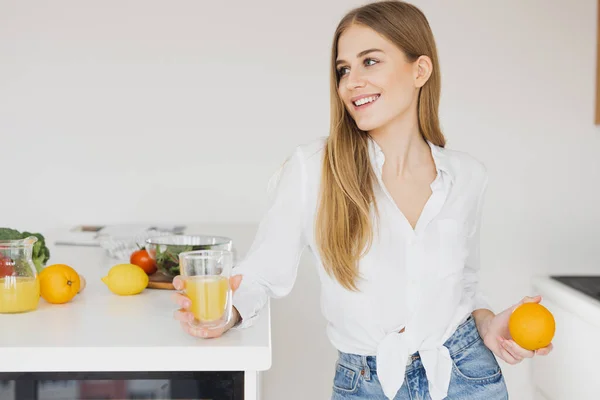 Nette Blonde Frau Trinkt Orangensaft Der Küche — Stockfoto