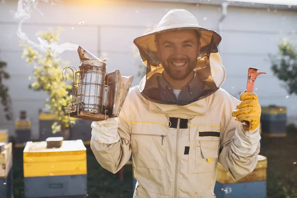 Πορτρέτο Ενός Ευτυχισμένου Αρσενικού Μελισσοκόμου Που Εργάζεται Ένα Μελισσοκομείο Κοντά — Φωτογραφία Αρχείου