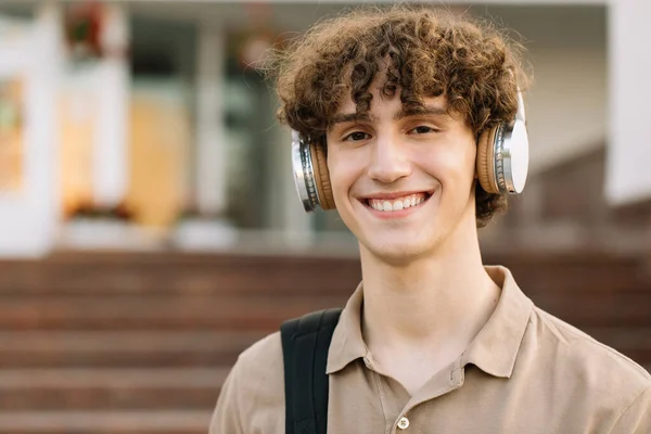 Πορτρέτο Του Ελκυστική Σγουρά Μαλλιά Φοιτητής Στα Ακουστικά Χαμογελώντας — Φωτογραφία Αρχείου
