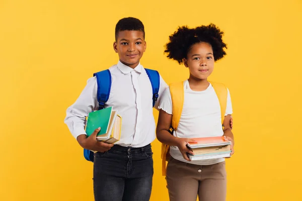 Щаслива Афроамериканська Школярка Школяр Змішаної Раси Який Тримає Книжки Жовтому — стокове фото