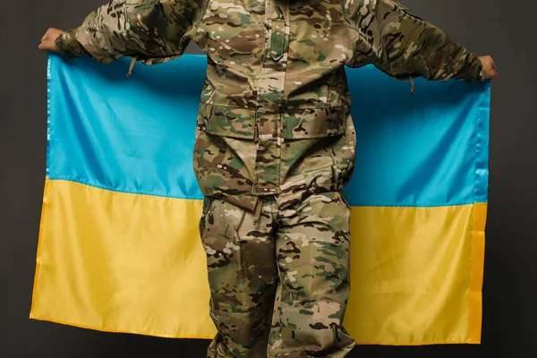 Potret Seorang Pria Militer Ukraina Yang Berani Memegang Bendera Ukraina — Stok Foto